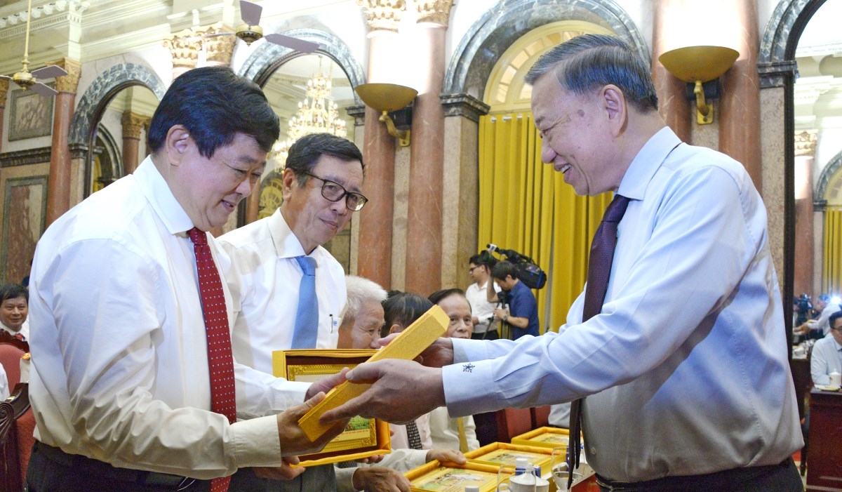トー・ラム書記長・国家主席と代表者（写真: Văn Hiếu/VOV）