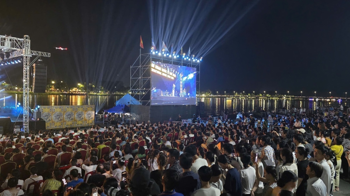 Penonton menyaksikan malam musik Trinh Cong Son di panggung terapung di Sungai Huong. (Foto: Le Hieu/VOV)