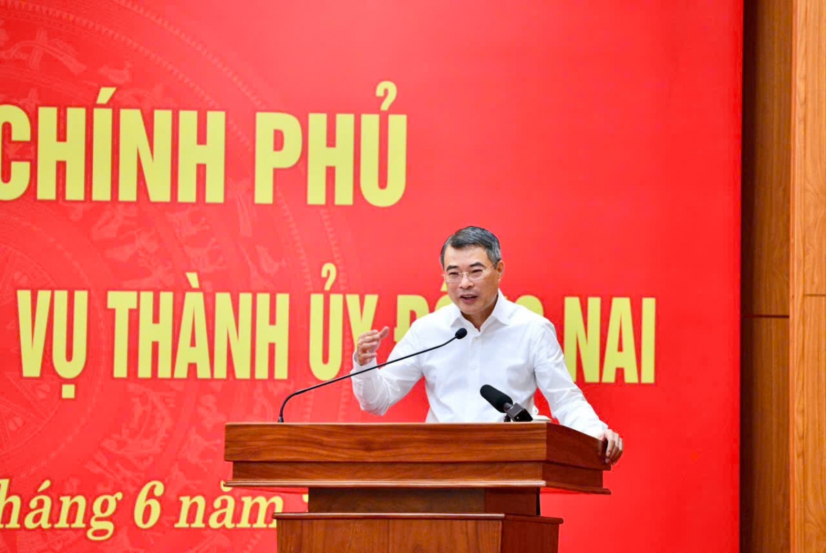 Prime Minister Le Minh Hung speaking at the working session. Photo: VOV