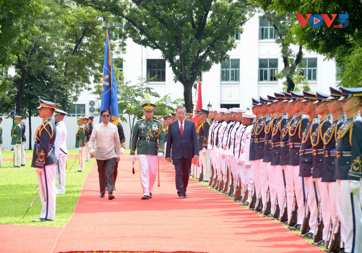 Le Secrétaire général et Président Tô Lâm et le Président philippin Ferdinand Marcos Jr. passent en revue la garde d'honneur des forces armées philippines. Photo: VOV
