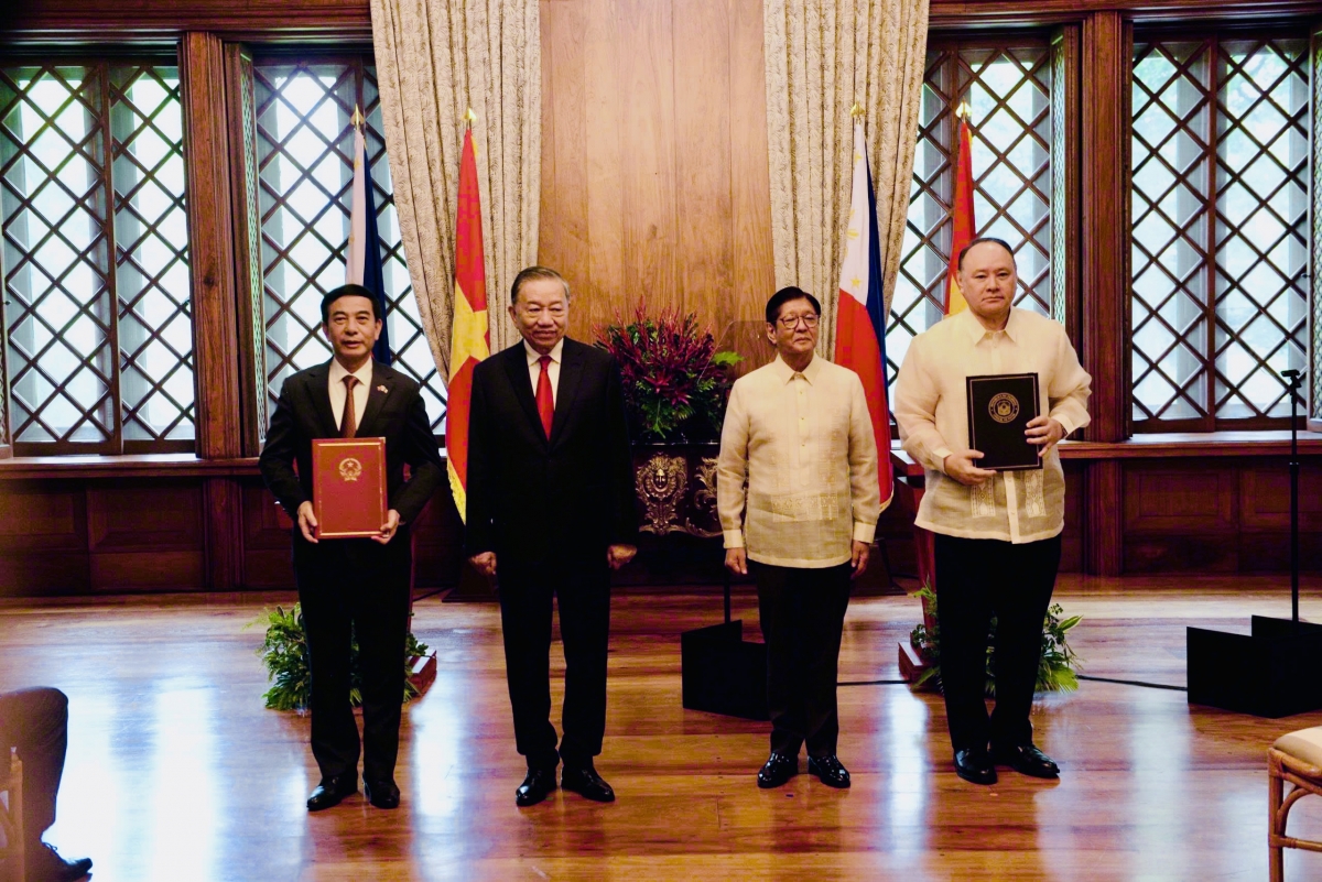 General Secretary and President To Lam and President of the Philippines Ferdinand Romualdez Marcos Jr. witness the exchange of cooperation documents between the two countries. Photo: VOV.