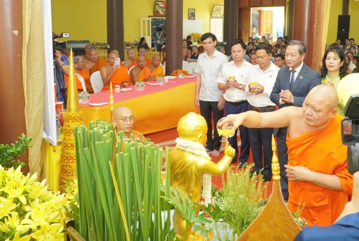 Đại diện Liên minh Phật giáo Lào, Đại sứ Việt Nam tại Lào Nguyễn Minh Tâm, đại diện các cơ quan bên cạnh Đại sứ quán thực hiện nghi lễ tắm Phật. Ảnh: VOV