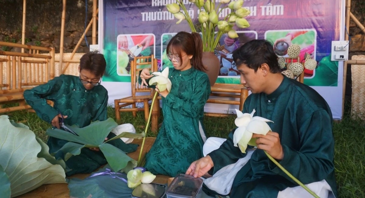 Trình diễn ướp trà sen. Ảnh: VOV