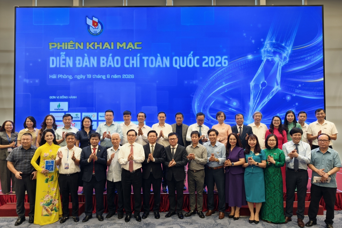 Các đại biểu cùng chụp ảnh tại Phiên khai mạc Diễn đàn Báo chí Toàn quốc lần thứ III năm 2026. Ảnh: Đức Anh/VOV5