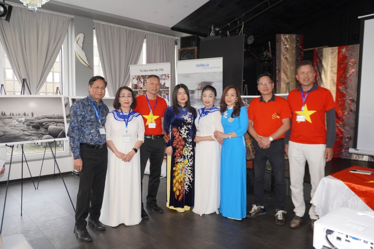 Các thành viên Câu lạc bộ Trường Sa tại Đức và những kiều bào yêu biển đảo.