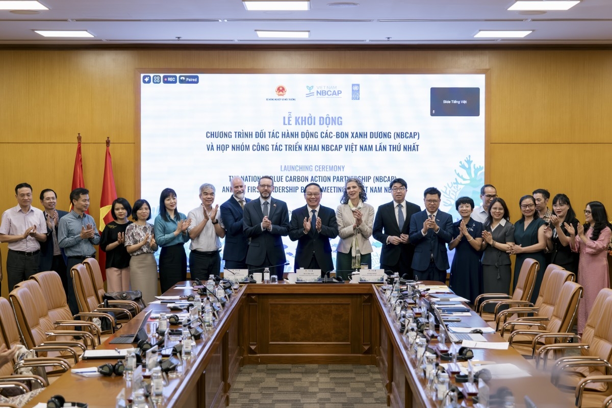 Nhóm công tác NBCAP Việt Nam cùng các đối tác thành viên. Ảnh: UNDP.