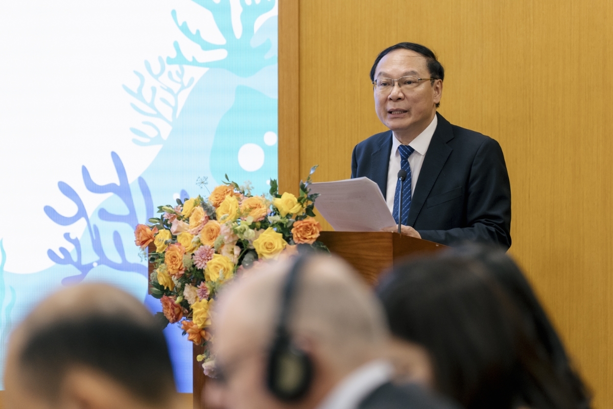 Thứ trưởng Lê Công Thành: “Đối với Việt Nam, một quốc gia ven biển, việc bảo vệ, phát triển hệ sinh thái carbon xanh dương không chỉ là yêu cầu về môi trường mà còn là định hướng chiến lược để thực hiện mục tiêu phát triển bền vững kinh tế biển, tăng cường khả năng chống chịu khí hậu và thực hiện các cam kết quốc tế”. Ảnh UNDP.VN