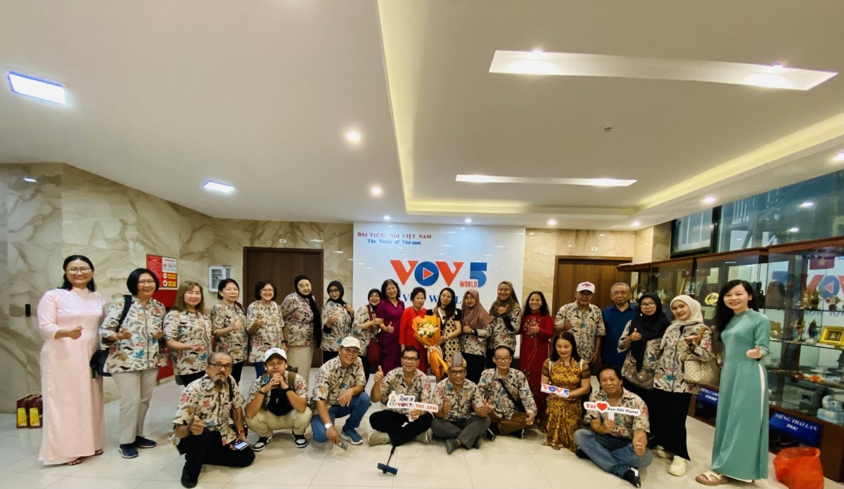 Para pendengar Indonesia berkunjung dan menyampaikan ucapan selamat dalam rangka memperingati ulang tahun ke-58 Program Siaran Bahasa Indonesia di Kantor VOV5, Jalan Ba Trieu, Kota Hanoi