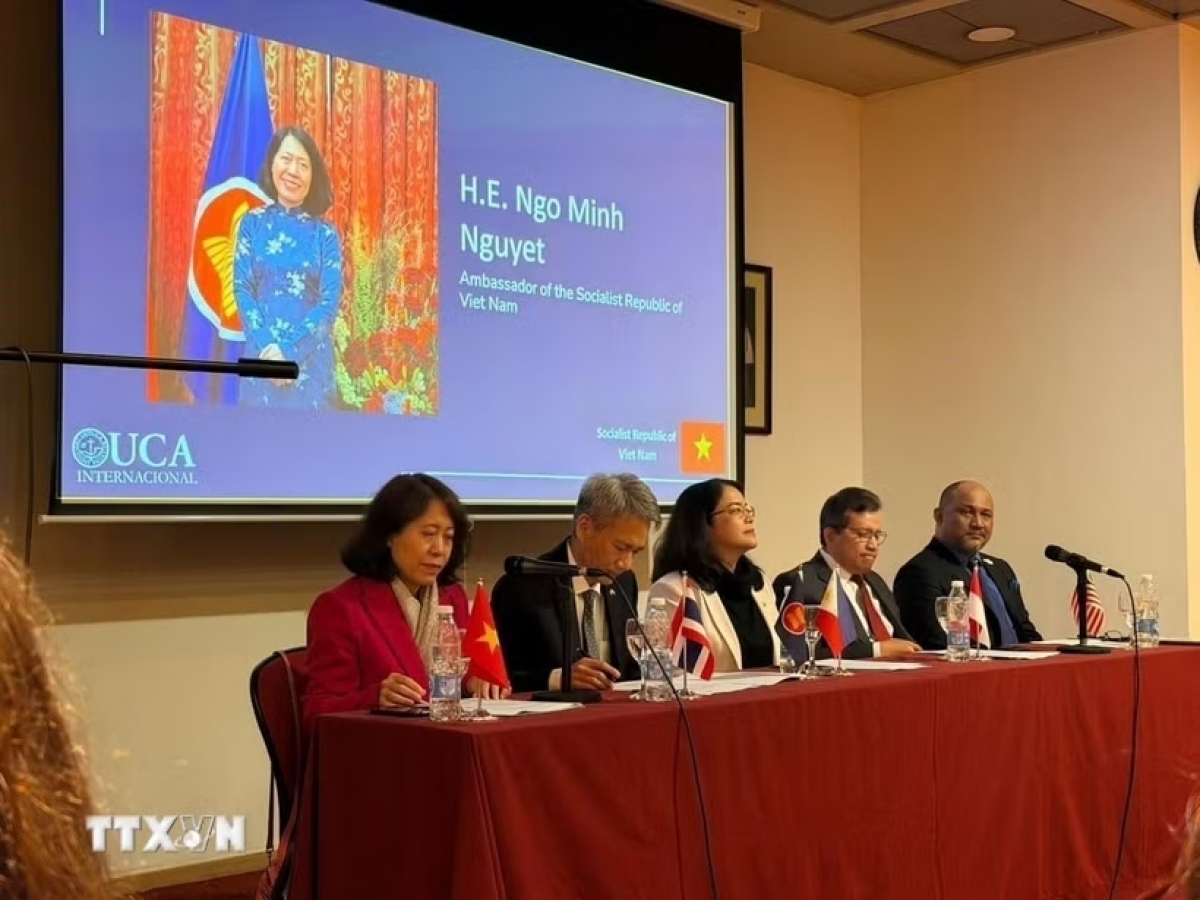 La embajadora de Vietnam en Argentina, Ngo Minh Nguyet (primera persona a la izquierda), habla sobre la política exterior de Vietnam en la Universidad Católica Argentina. Foto: Dieu Huong/VNA