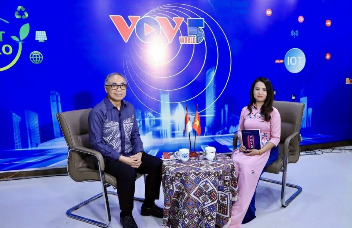 Duta Besar Indonesia untuk Vietnam, Bapak Adam Tugio, memberikan wawancara dalam rangka memperingati ulang tahun ke-60 Program Siaran Bahasa Indonesia.