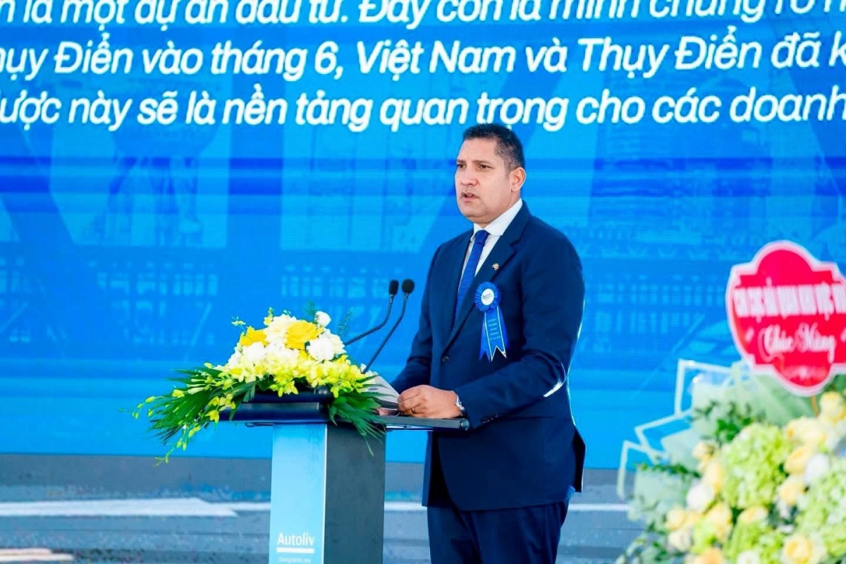 Swedish Ambassador Johan Ndisi speaks at the inauguration of the Autoliv Vietnam plant. (Photo: Swedish Embassy in Vietnam)