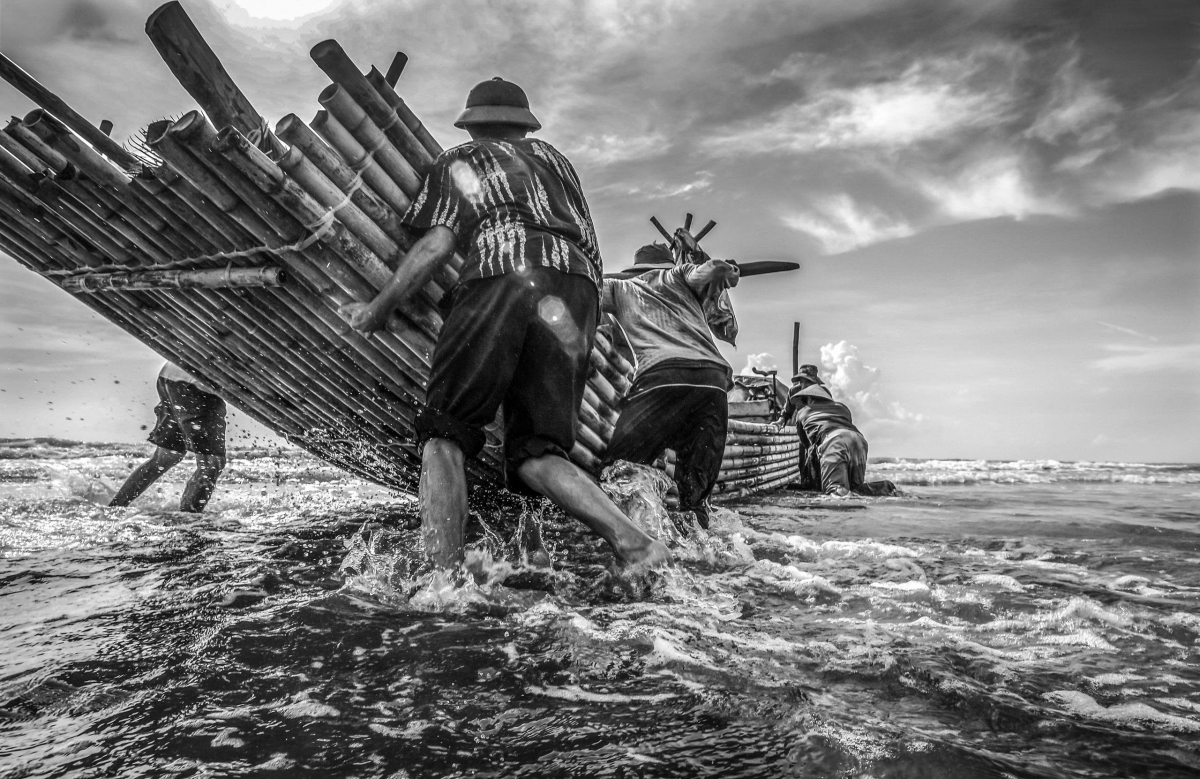 Tác phẩm "Đẩy bè ra khơi" của nghệ sĩ nhiếp ảnh Mỹ Dũng.