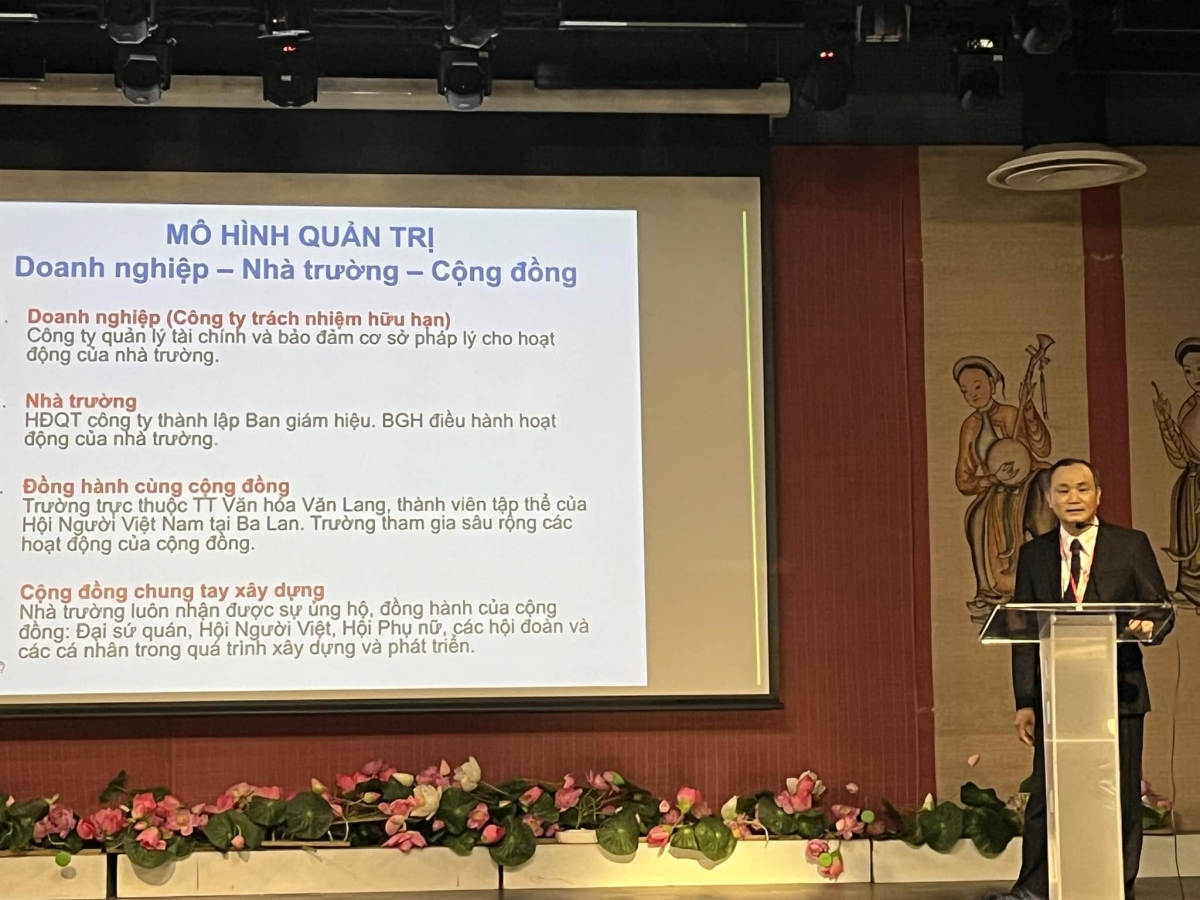 Ông Đặng Ngọc Hân (trường Tiếng Việt Lạc Long Quân) chia sẻ tại sự kiện - Ảnh: Fp Diễn đàn - Trung tâm Văn hóa Việt Nam tại Paris