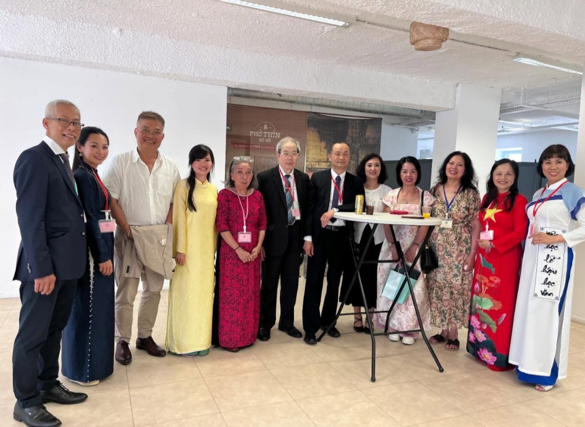 Một số thành viên Ban tổ chức và thành viên Diễn đàn gặp gỡ tại Paris. - Ảnh: Fp Diễn đàn - Trung tâm Văn hóa Việt Nam tại Pháp.