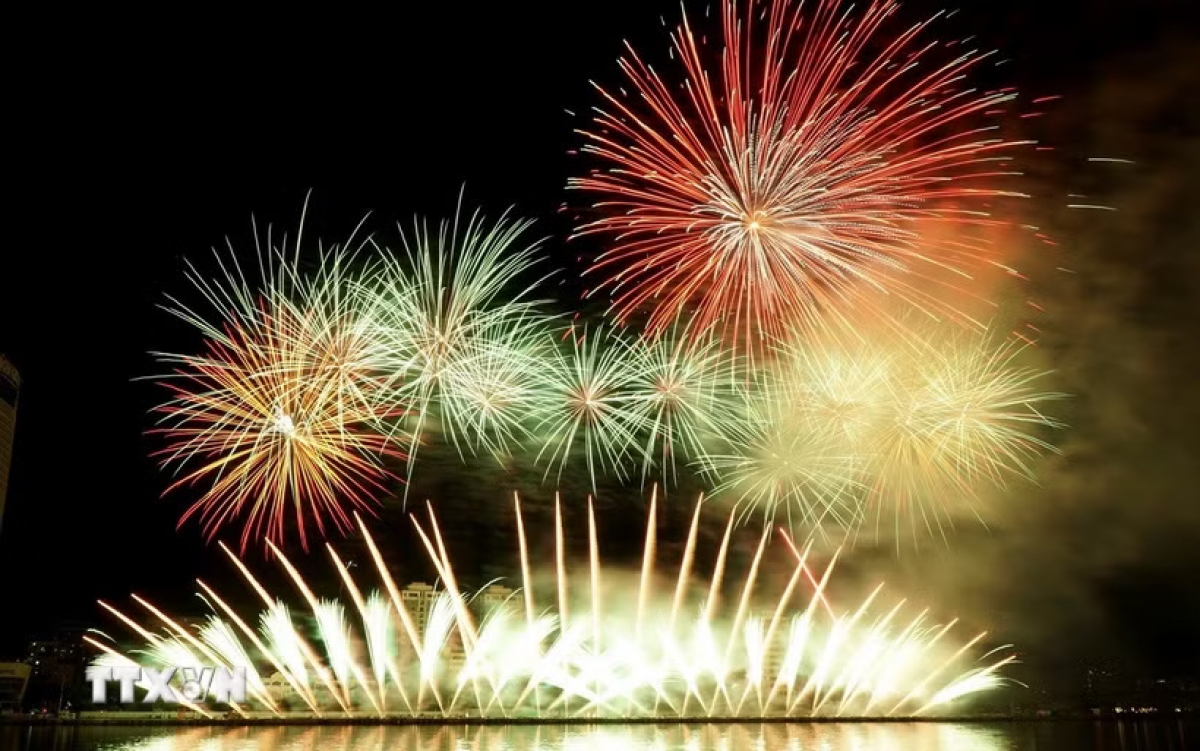 A fireworks performance by Tamaya Kitahara Fireworks (Japan) during the 3rd competition night of the Danang International Fireworks Festival (DIFF) 2026 on June 13, 2026 (Photo: VNA)
