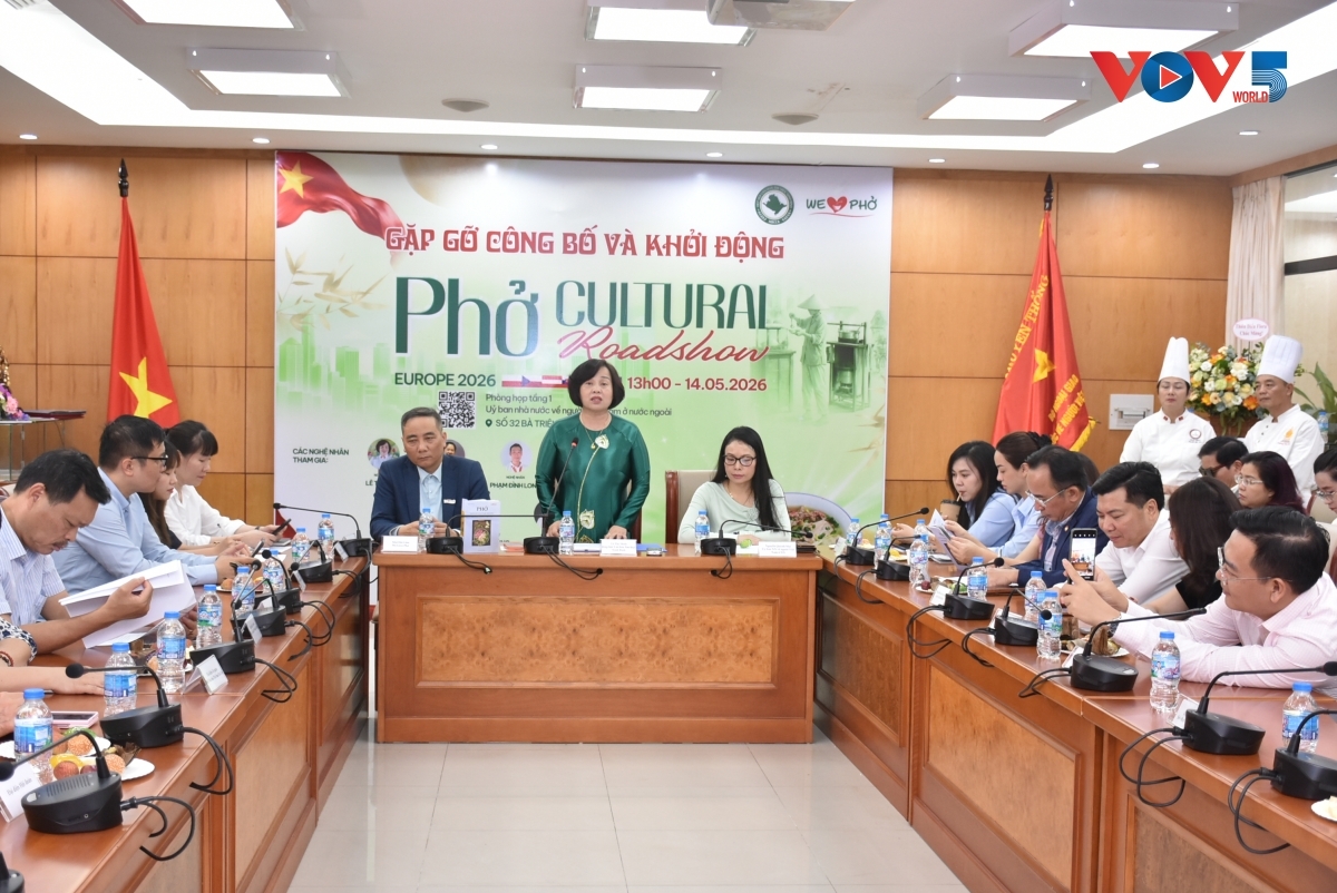 Nghệ nhân Lê Thị Thiết (áo xanh- đứng) tại sự kiện khởi động hành trình Phở Cultural Roadshow Europe. 