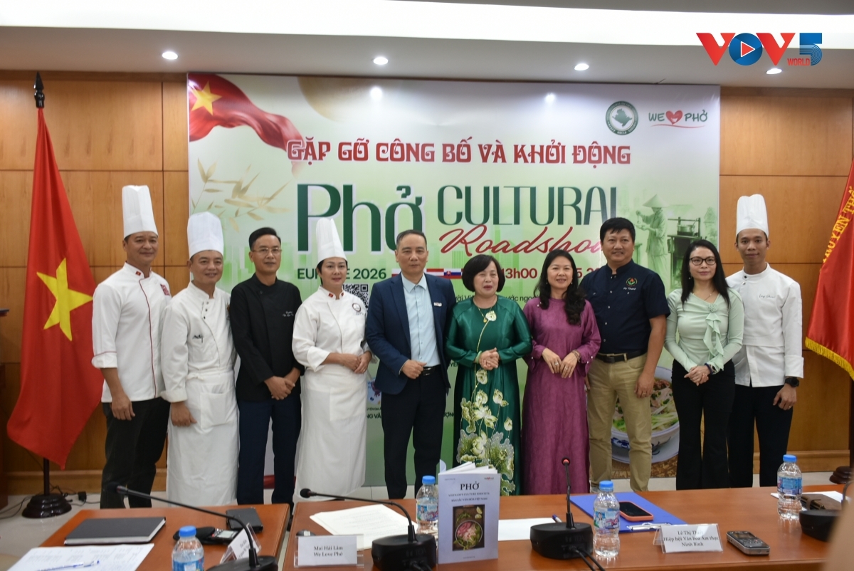 Đoàn nghệ nhân ẩm thực, và đại diện Ban tổ chức chương trình Pho cultural Roadshow Europe 2026.