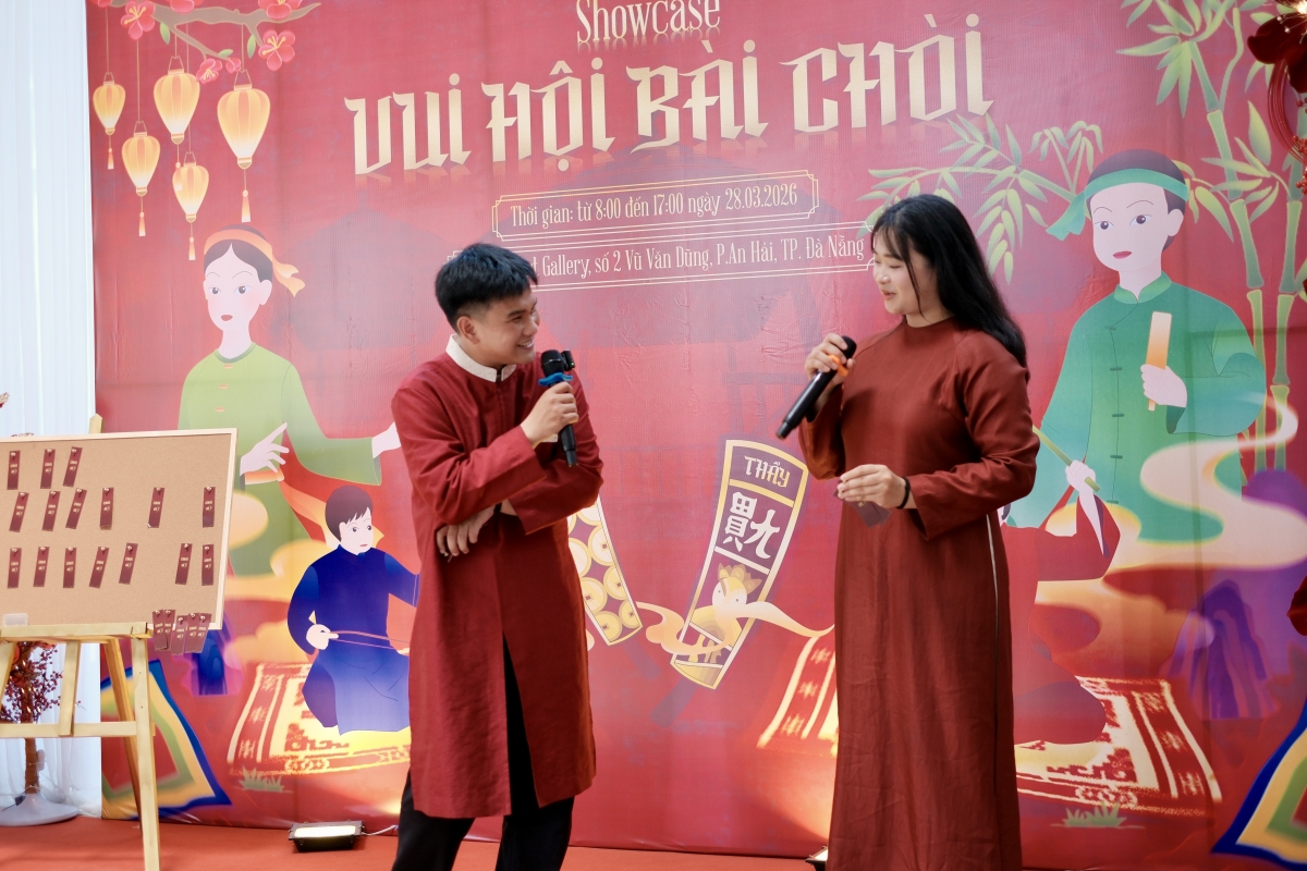 “Choi oi” project members perform Bai Choi at the showcase in Da Nang in March 2026. (Photo: Choi Oi project)