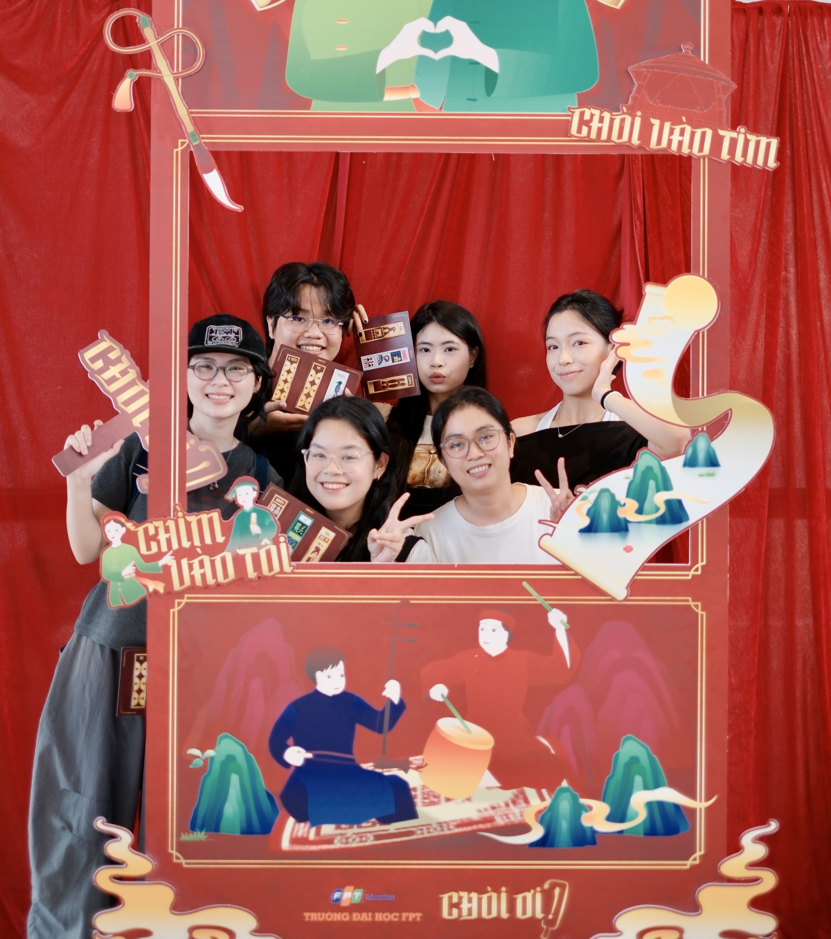 Visitors pose for a photo at the “Joyful Bai Choi Festival” showcase. (Photo: Choi Oi project)