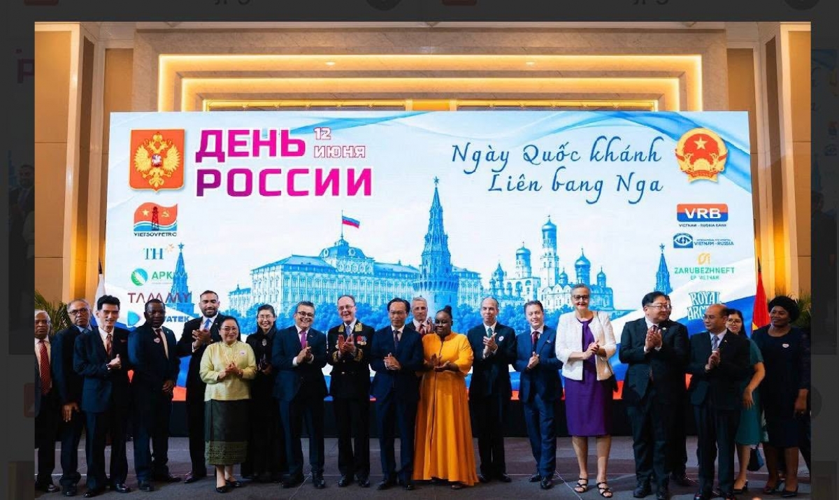 Посол РФ во Вьетнаме Г.С.Бездетко и гости фотографируются на память. Фото: Посольство РФ во Вьетнаме