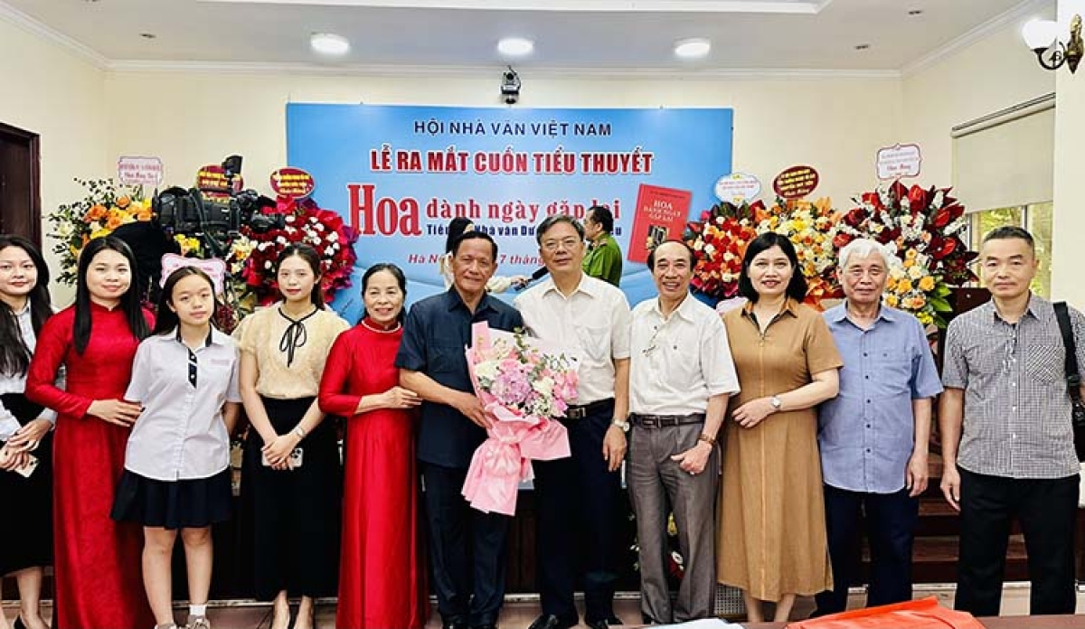 Bạn bè, người thân tại Lễ ra mắt tập tiểu thuyết “Hoa dành ngày gặp lại” của nhà văn Dương Thanh Biểu