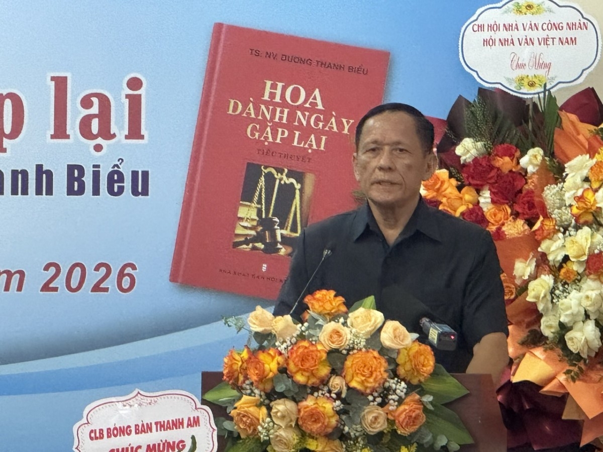 Nhà văn Dương Thanh Biểu tại Lễ ra mắt tập tiểu thuyết “Hoa dành ngày gặp lại”