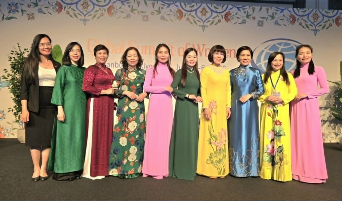 Đại sứ Việt Nam tại Thổ Nhĩ Kỳ Đặng Thị Thu Hà và các đại biểu Diễn đàn tại Hội nghị Thượng đỉnh.