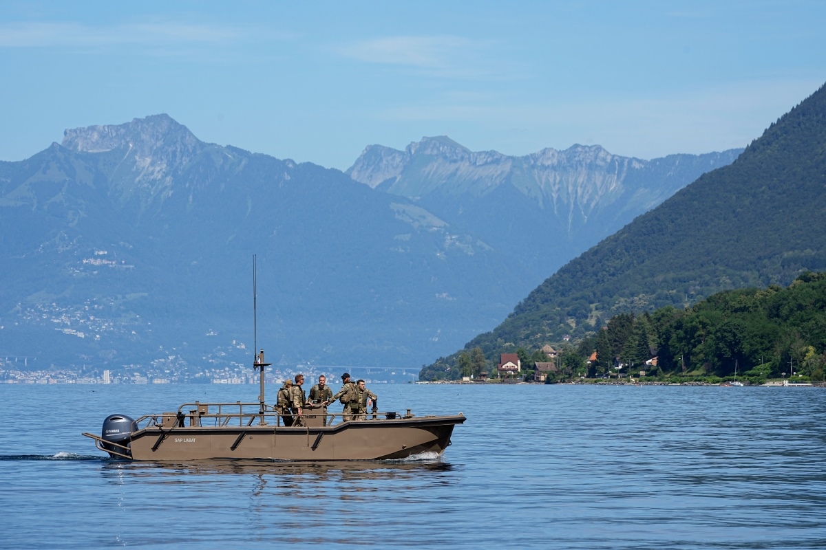 Pasukan patroli militer Prancis di Danau Jenewa di Evian-les-Bains, Prancis timur, 13 Juni 2026, menjelang KTT G7 yang dijadwalkan berlangsung pada 15-17 Juni. Foto: AP/Laurent Cipriani