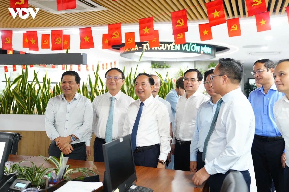 Kepala Departemen Propaganda, Pendidikan dan Penggerakan Massa Rakyat KS PKV Trinh Van Quyet, dan para delegasi mengunjungi beberapa unit VOV. (Foto: Dinh Trung/VOV)
