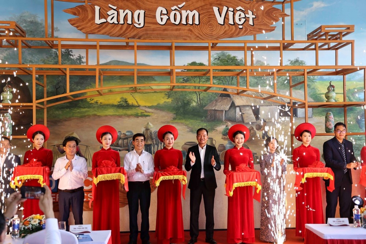 Die Eröffnungsfeier des „Vietnamesischen Keramikdorfes“. (Foto: DHC Ceramics)
