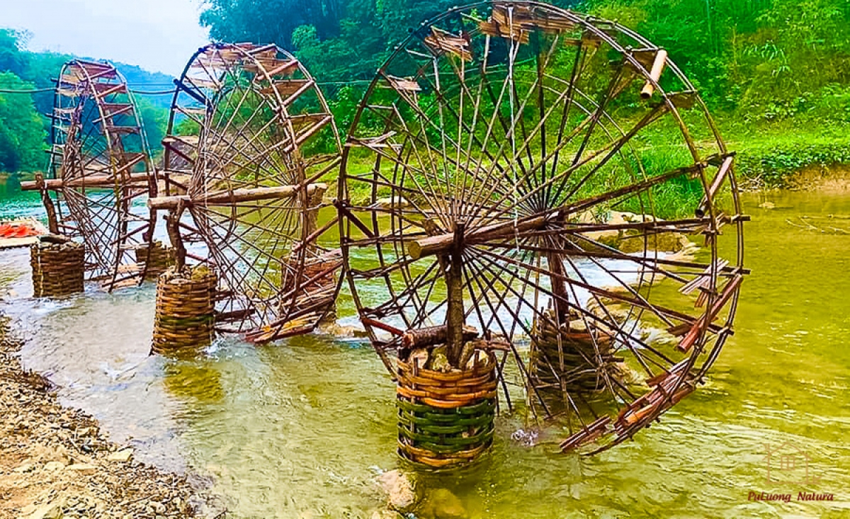 Installées le long des cours d’eau, les roues à eau structures circulaires tournent continuellement sous l’effet du courant. Photo: naturabungalow.com