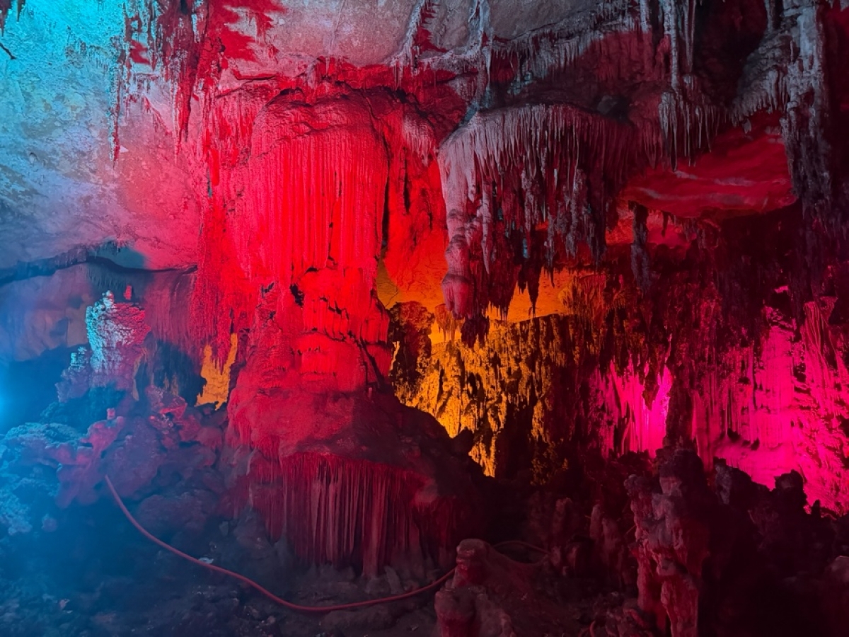 Die Hua Ma-Höhle ist bekannt für ihre vielfältigen Stalaktiten- und Stalagmitenformationen. (Foto: Phuc Loc)