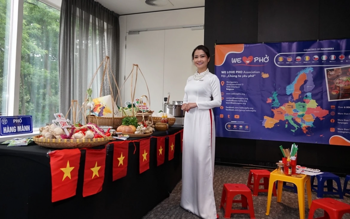 We Love Phở ໄດ​້​ເຄື່ອນ​ໄຫວ​ຕາມ​ຮູບ​ແບບ​ເປັນເຄືອຂ່າຍ​ເປີດ, ໂດຍ​ເຕົ້າ​ໂຮມ​ບັນ​ດາ​ພັດ​ທະ​ຄານ, ພໍ່​ຄົວ, ວິ​ສາ​ຫະ​ກິດ ແລະ ຜູ້​ທີ່​ຮັກ​ມັກ​ເຝີ​ຢູ່ຫຼາຍ​ປະ​ເທດ, ເຊິ່ງ​ປັດ​ຈຸ​ບັນ​ໄດ້​ມີ​ໜ້າ​ຢູ່ 17 ປະ​ເທດ​ ເອີ​ຣົບ (ພາບ: We Love Phở)