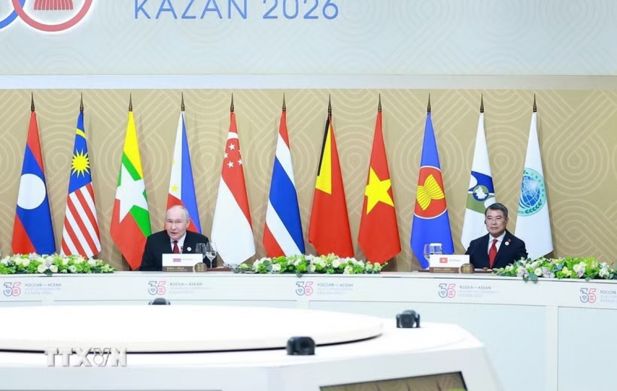 El presidente de Rusia, Vladimir Putin, y el primer ministro vietnamita Le Minh Hung, junto con los jefes de las delegaciones de los países participantes en la Cumbre con motivo del 35º aniversario de las relaciones entre la ASEAN y Rusia, asistieron a una sesión de trabajo sobre cuestiones relacionadas con la integración euroasiática. Foto: VNA