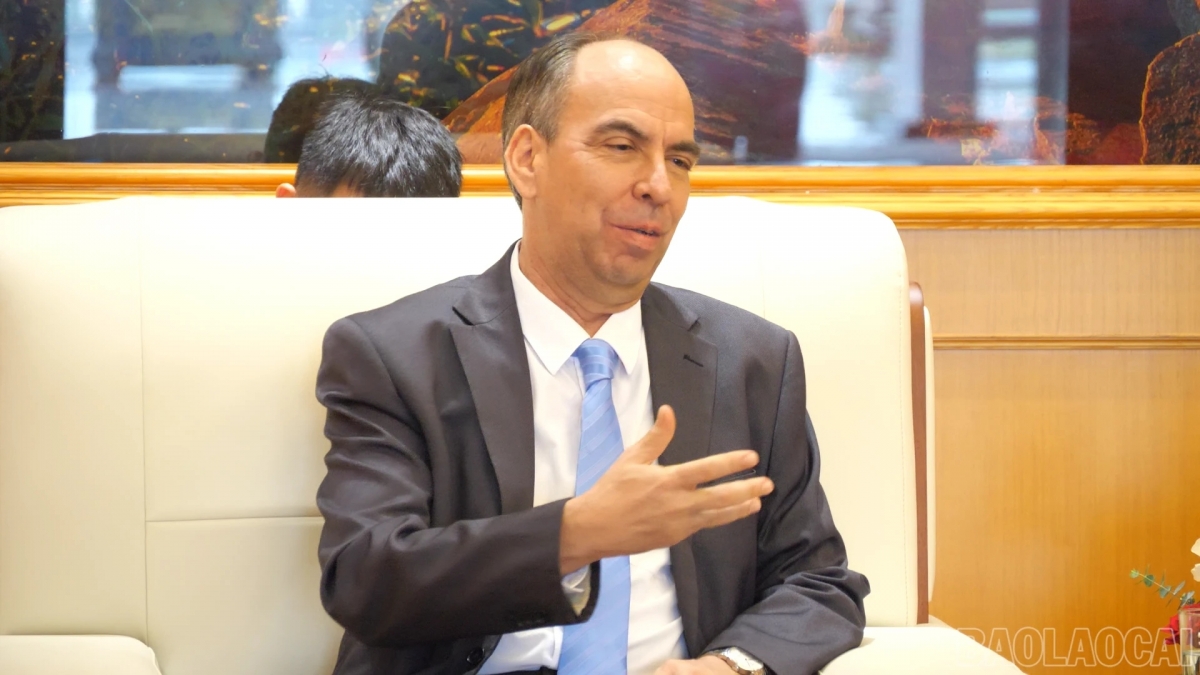 El embajador de Cuba en Vietnam, Rogelio Polanco Fuentes, durante su intervención en el encuentro con las autoridades de Lao Cai. Foto: baolaocai.vn