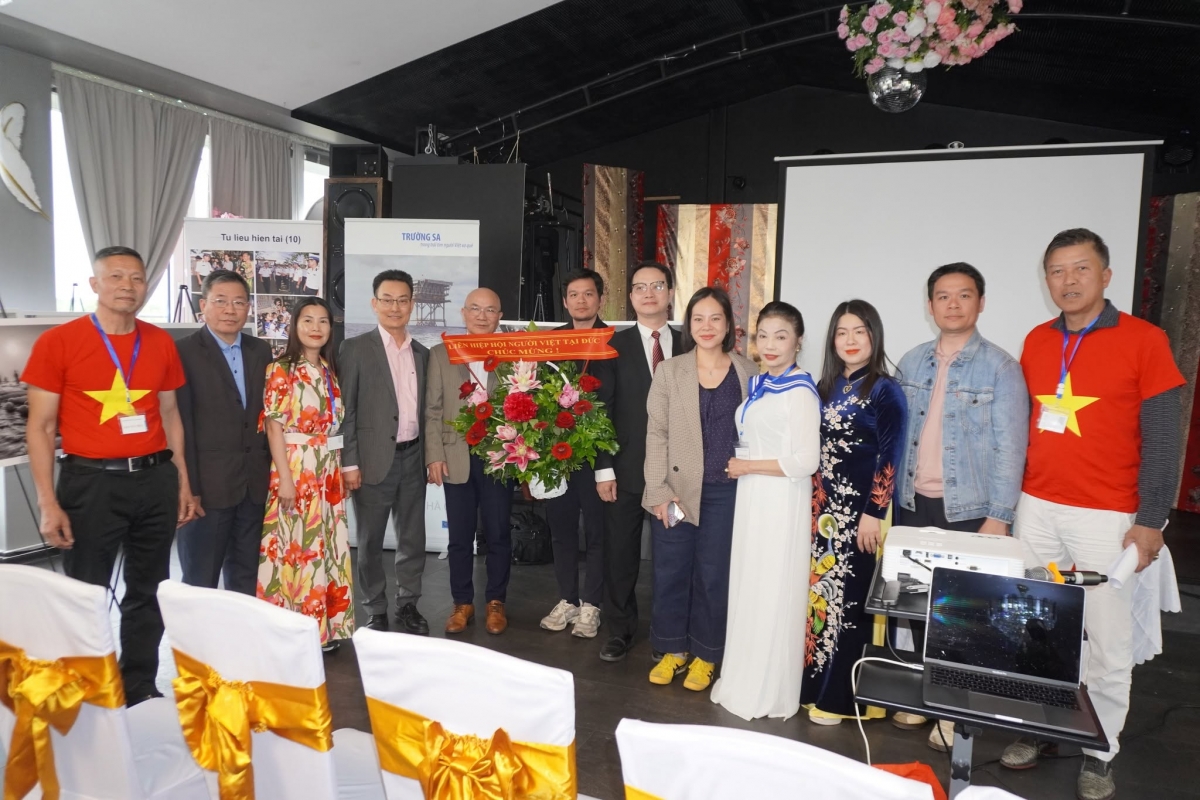 Lẵng hoa tươi thắm của Liên hiệp Hội người Việt Nam tại CHLB Đức tặng CLB nhân dịp tổ chức triển lãm về biển, đảo Việt Nam.