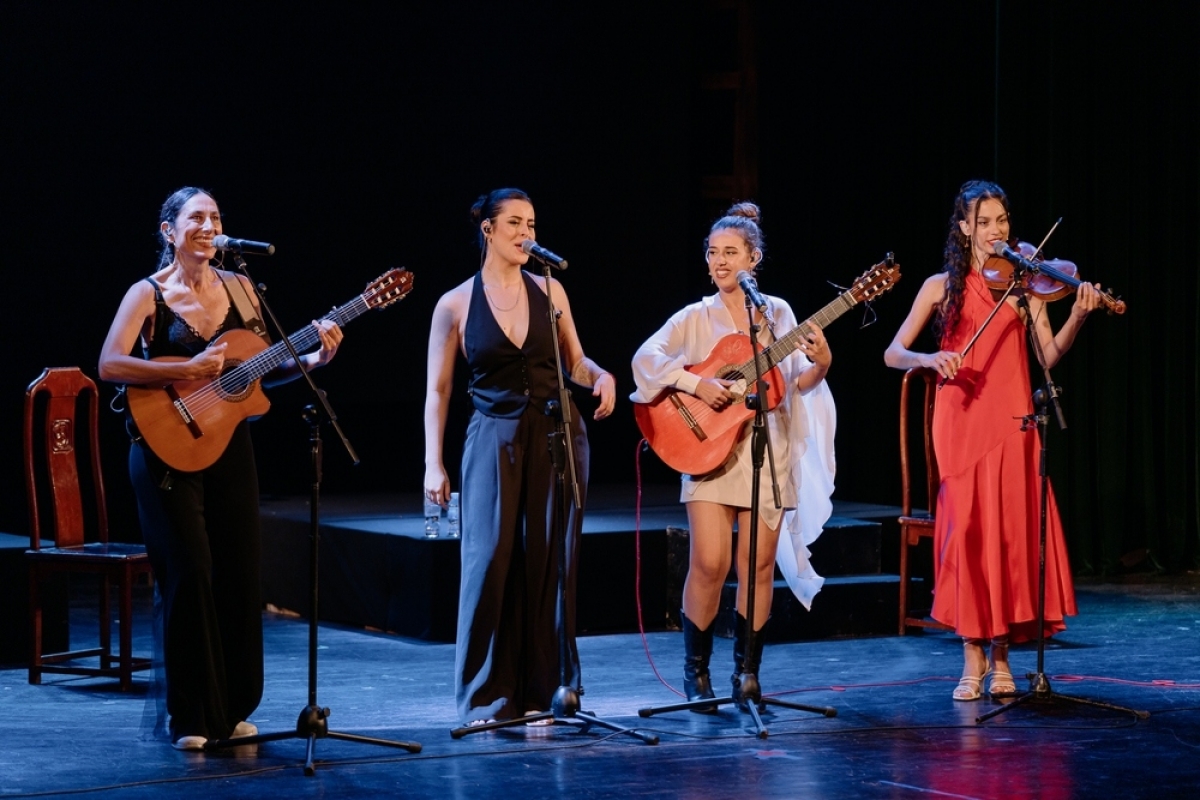 Las Migas actúa en el Teatro de la Juventud de Hanói. Foto: thethaovanhoa.vn