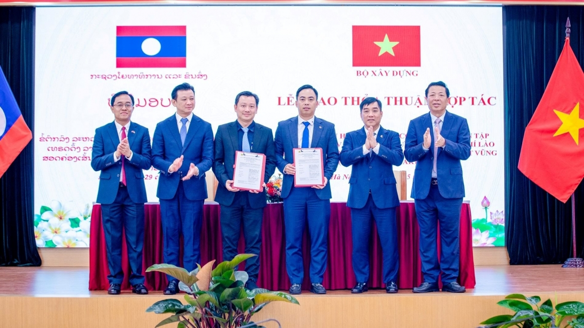 ພິ​ທີ​ລົງ​ນາມ, ແລກ​ປ່ຽນ​ເອ​ກະ​ສານ​ການ​ຮ່ວມ​ມື​ຊຸກ​ຍູ້​ການ​ຜັນ​ຂະ​ຫຍາຍ​ໂຄງ​ການ​ເສັ້ນ​ທາງ​ລົດ​ໄຟ ຫວຽດ​ນາມ - ລາວ<br>
(ພາບ: cafef.vn)
