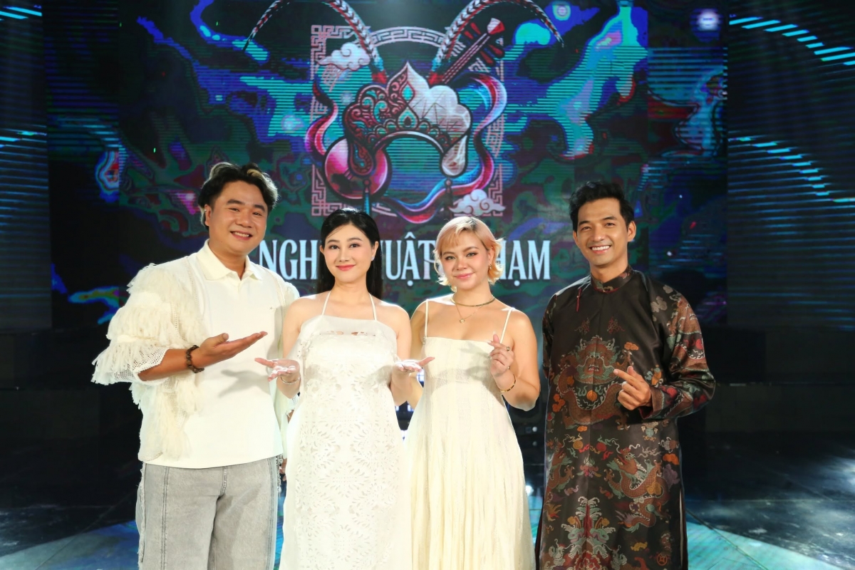 Trên sân khấu "Nghệ thuật và chạm" số 1: Từ trái qua: Nhạc sĩ DC Tâm, NSND Quế Trân, rapper Tia, nhà thiết kế Dương Phạm Chí - Ảnh: FB NSND Quế Trân