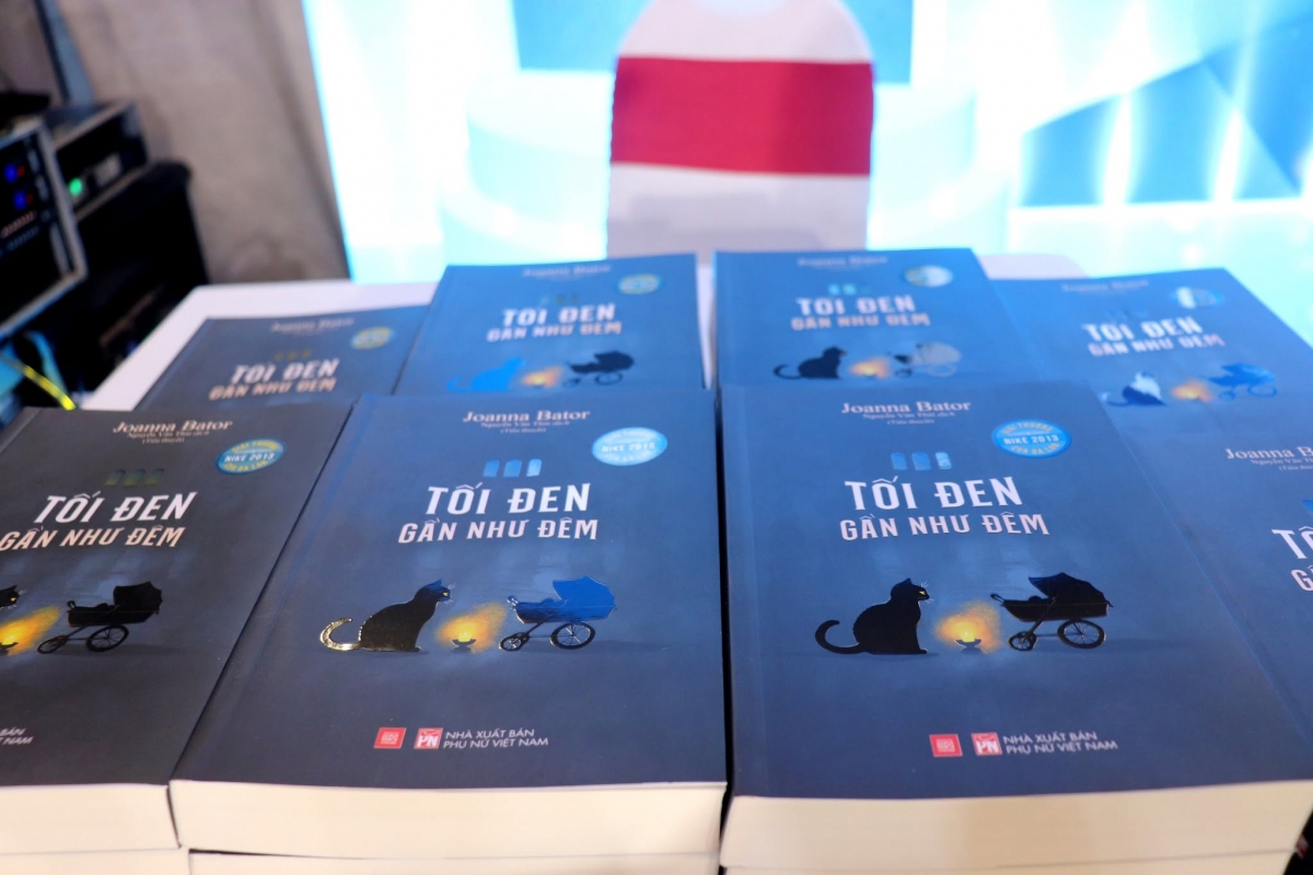 Tiểu thuyết trinh thám Tối đen gần như đêm, bản tiếng Việt (Nguyễn Văn Thái chuyển ngữ, NXB Phụ nữ ấn hành) ra mắt bạn đọc tại Warszawa, Ba Lan. - Ảnh: Võ Văn Long/Ba Lan