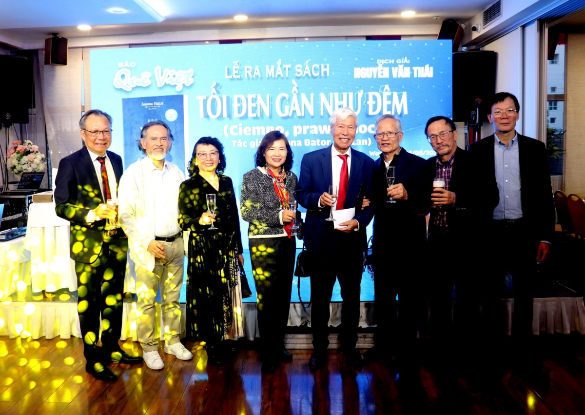 Dịch giả Nguyễn Văn Thái và bạn bè, độc giả trong ngày ra mắt sách tại Ba Lan - Ảnh: Võ Văn Long/ Ba Lan