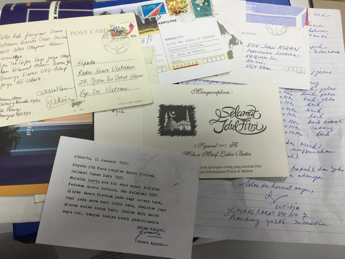 Surat-surat tulisan tangan  dari para pendengar menjadi bukti nyata dari sebuah ikatan yang melampaui jarak geografis dan waktu.