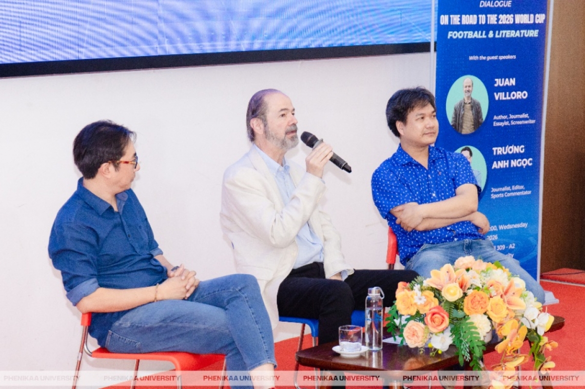 Mexican author Juan Villoro addresses over 140 students and faculty members at Phenikaa University in Hanoi during a cultural exchange on football and literature. (Photo: Phenikaa University)