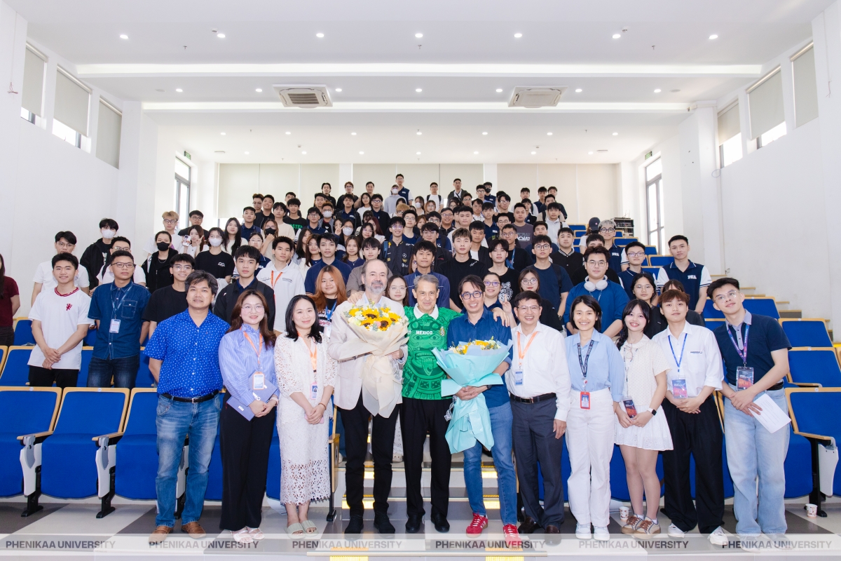 Mexican author Juan Villoro takes a group photo with Phenikaa University’s students, members, delegates, and representatives of the Mexican Embassy in Vietnam. (Photo: Phenikaa University)