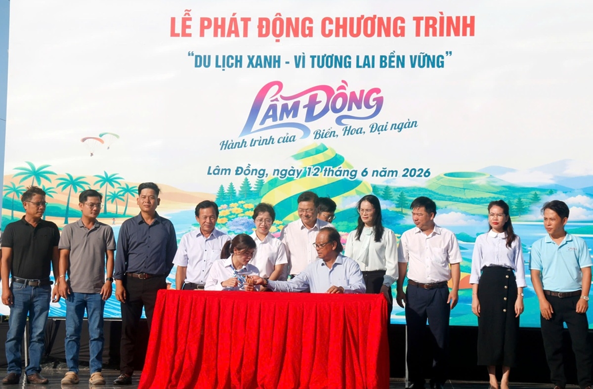 Các đơn vị liên quan ký kết chương trình “Du lịch xanh - Vì tương lai bền vững”. Ảnh: Ban tổ chức