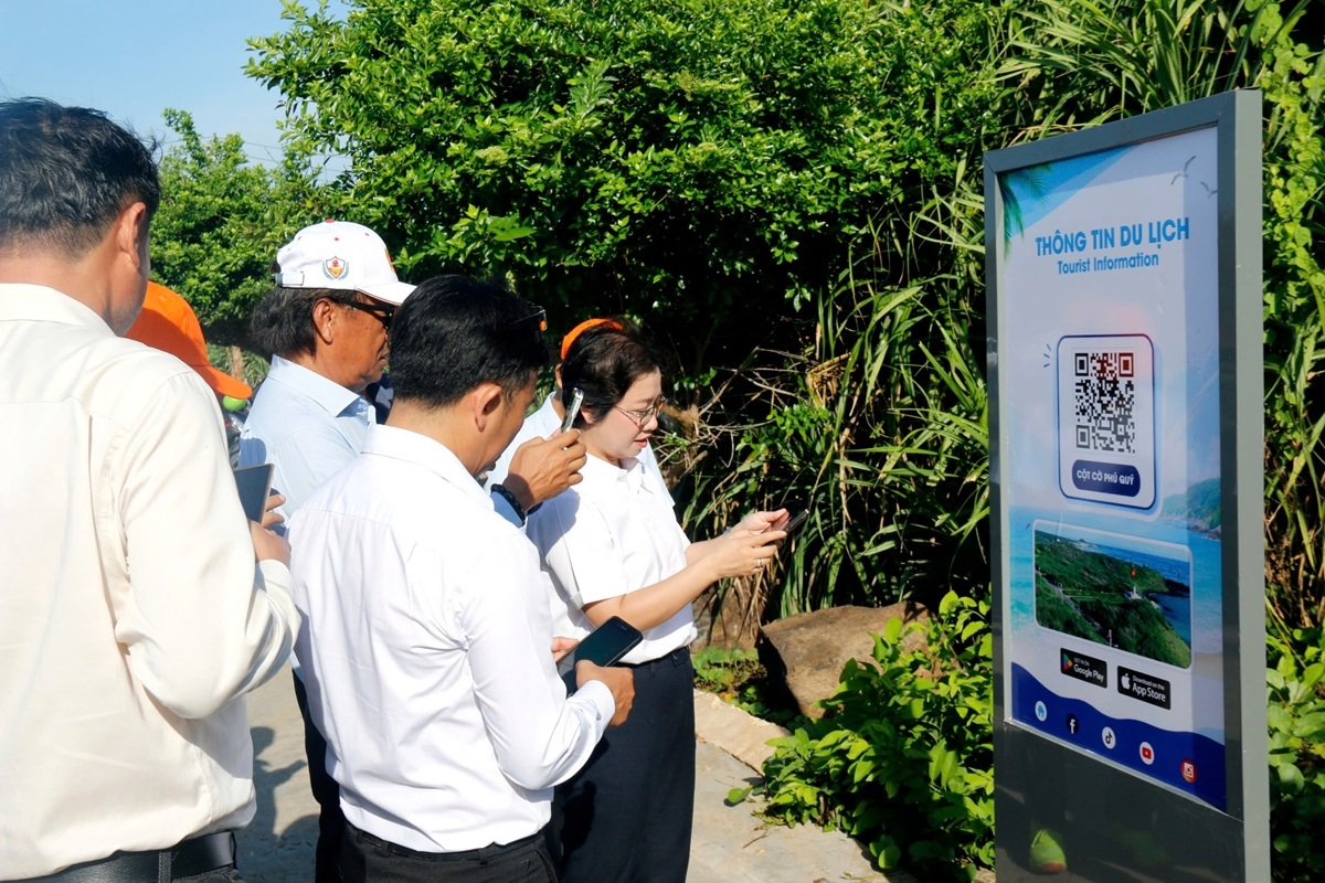 Các đại quét mã QR để tìm hiểu các điểm đến tại đặc khu Phú Quý. Ảnh: Ban tổ chức