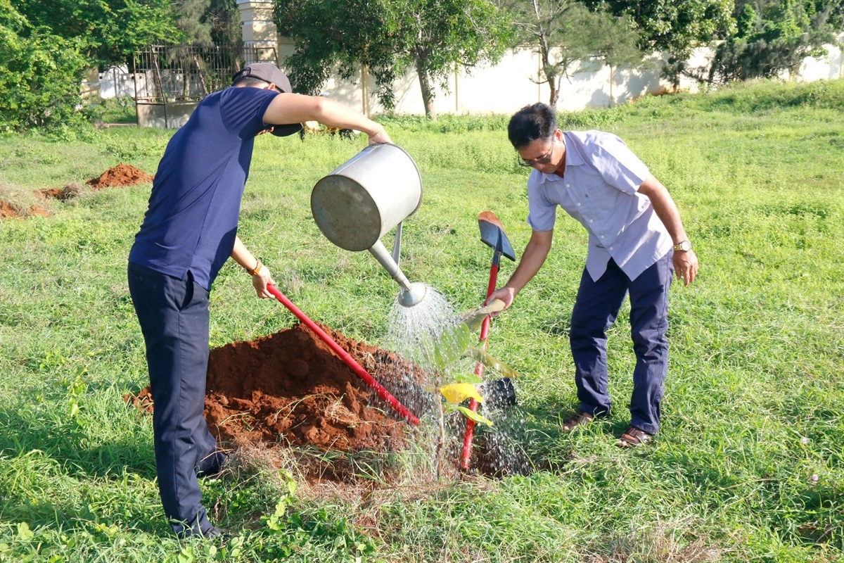 Các đại biểu tham gia hoạt động trồng cây xanh. Ảnh: Ban tổ chức