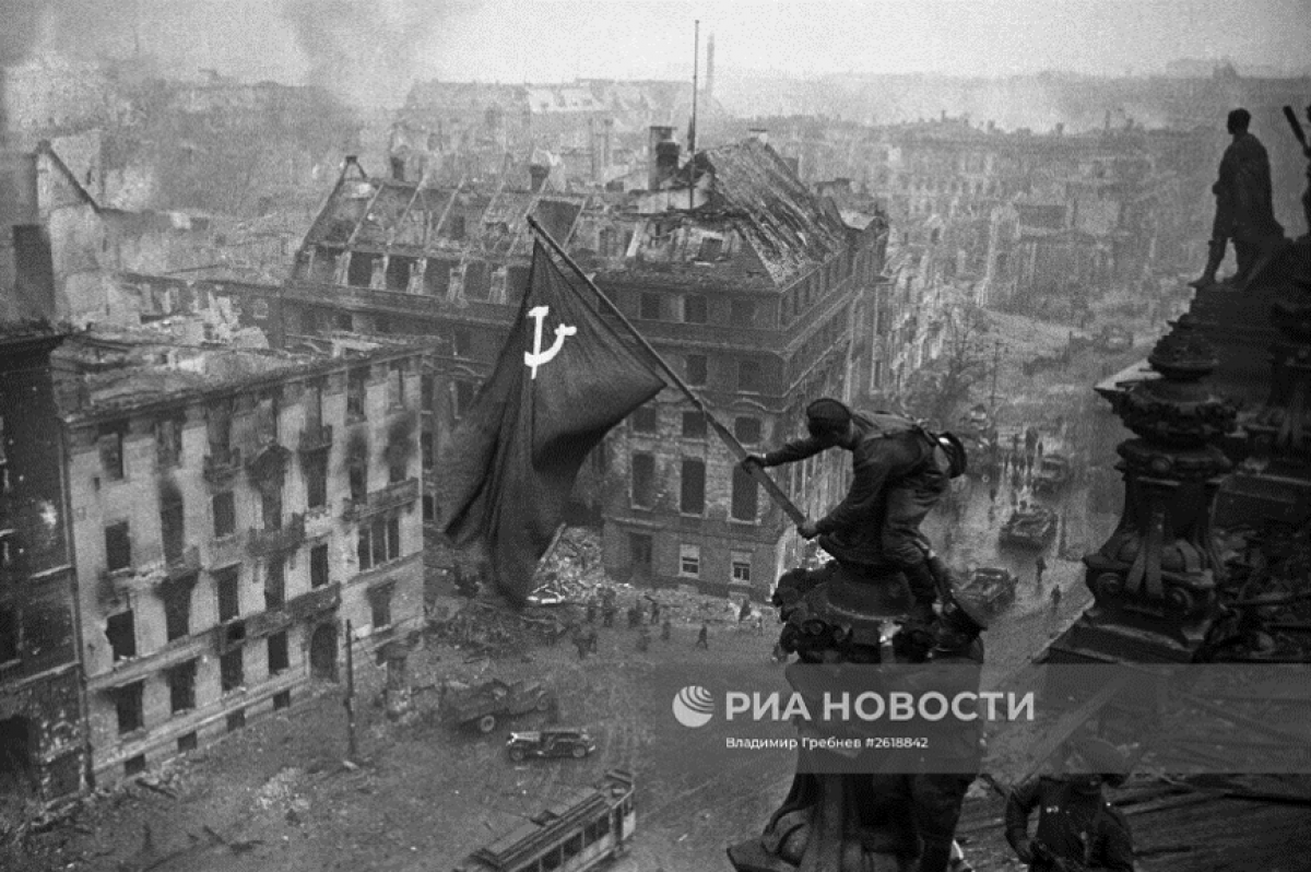 Знамя Победы на здании Рейхстага в Берлине, 1945 год. Фото: Владимир Гребнев / РИА Новости