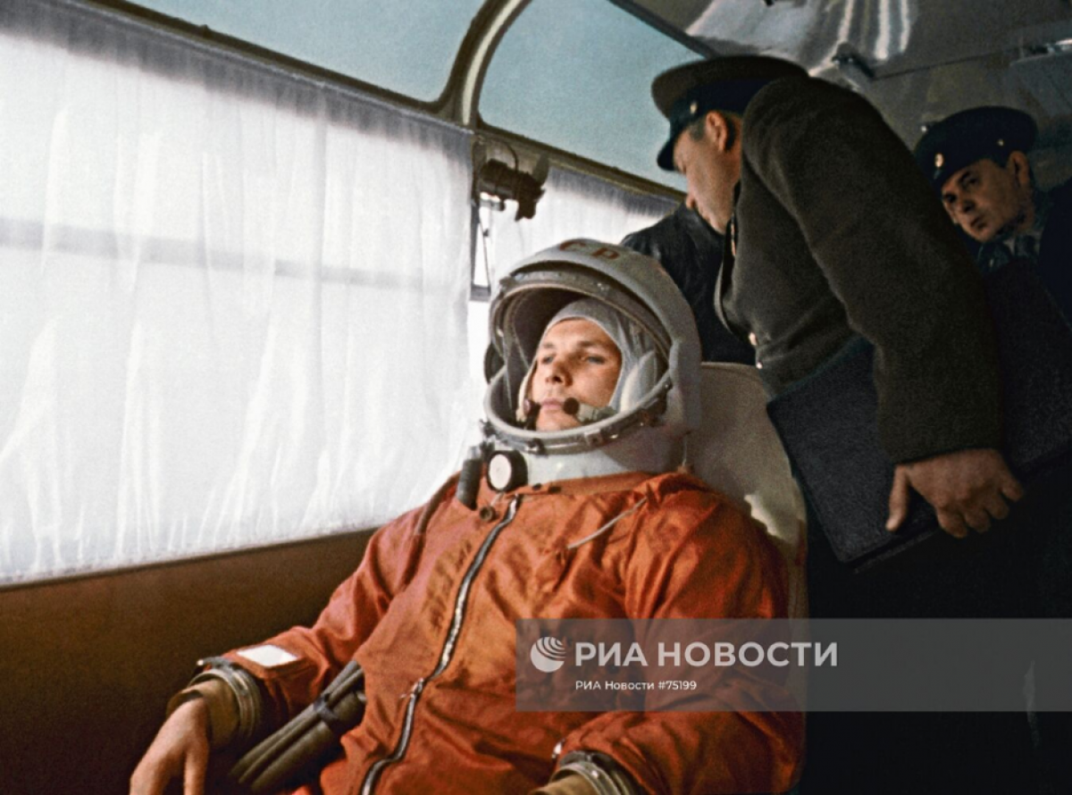 Юрий Гагарин направляется на стартовую площадку космодрома Байконур,12 апреля 1961 года. Архив РИА Новости