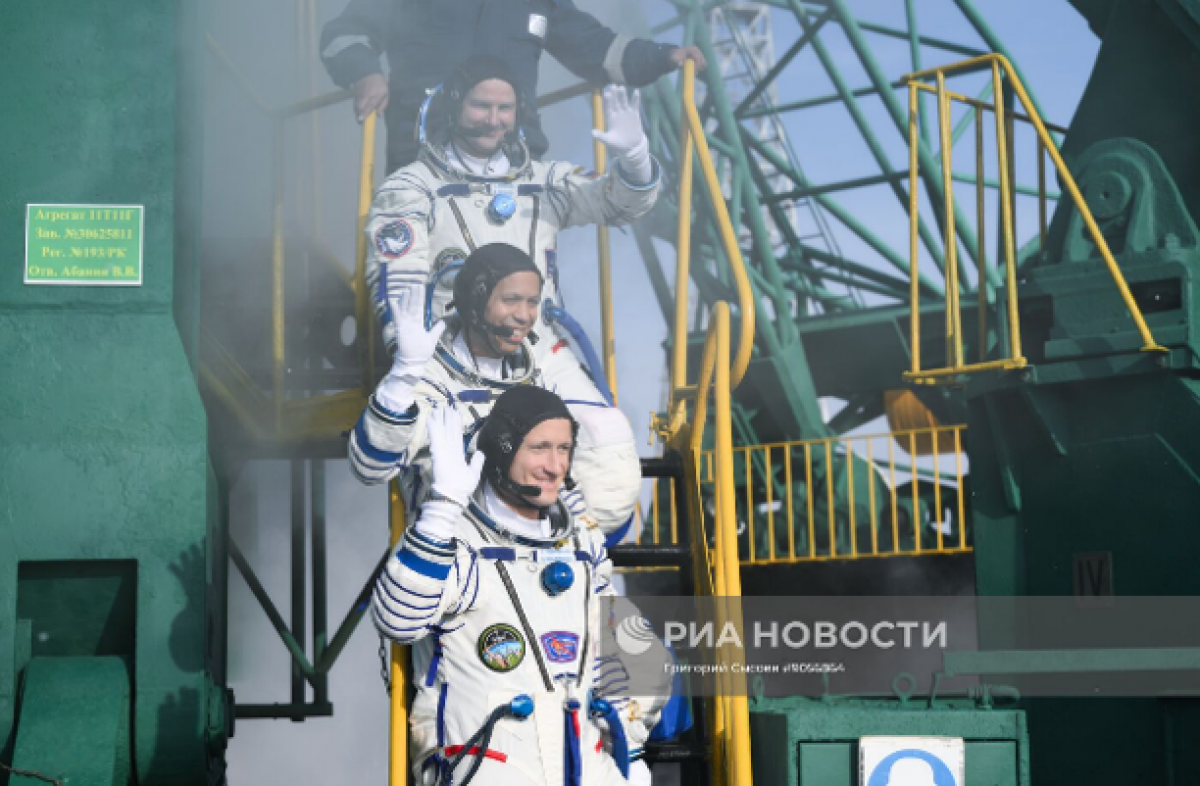 Члены экипажа корабля "Союз МС-28" Сергей Микаев, Сергей Кудь-Сверчков и астронавт NASA Кристофер Уильямс на космодроме Байконур, 2025 год. Фото: Григорий Сысоев / РИА Новости